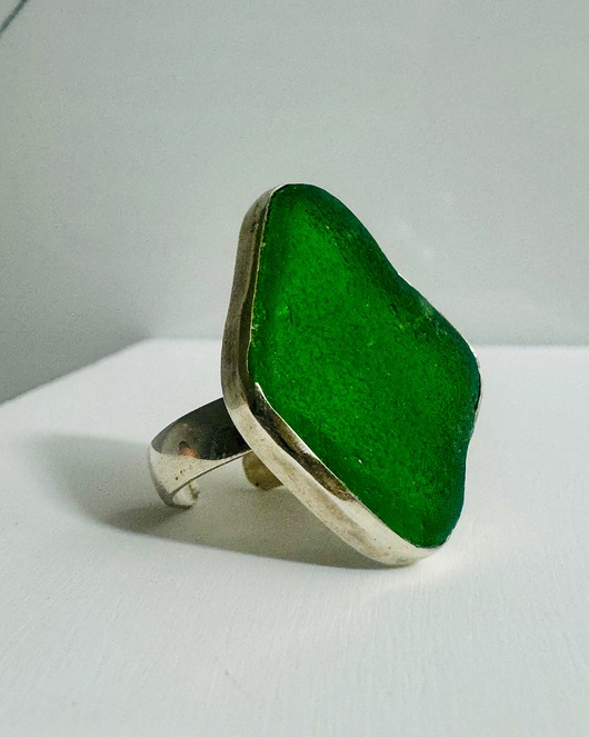 Srebrny pierścionek regulowany ze szkłem morskim