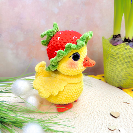 Kaczuszka w truskawkowym kapelusiku