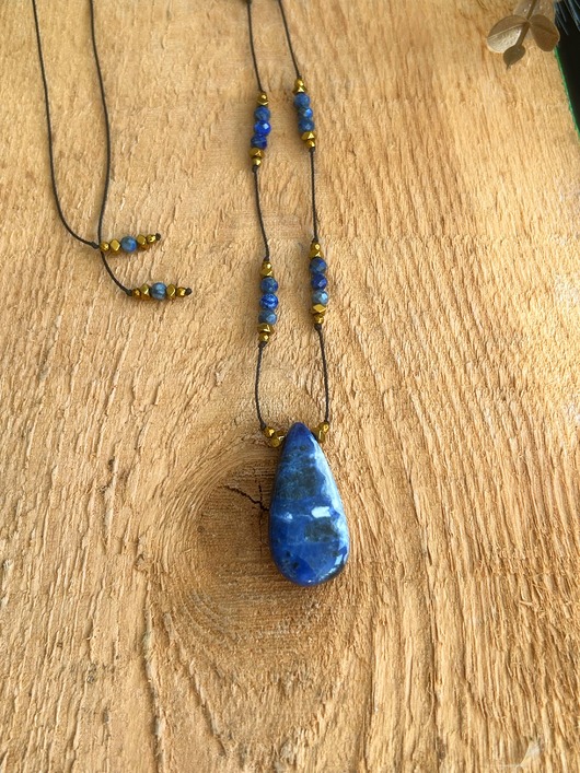 Naszyjnik na sznurku z lapis lazuli