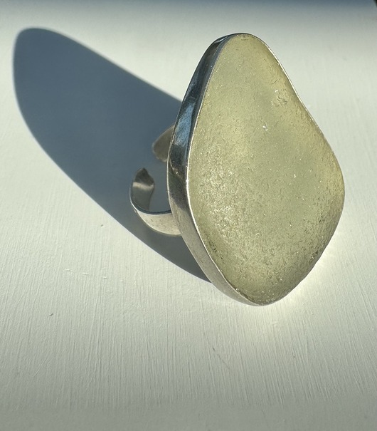 Srebrny pierścionek regulowany ze szkłem morskim