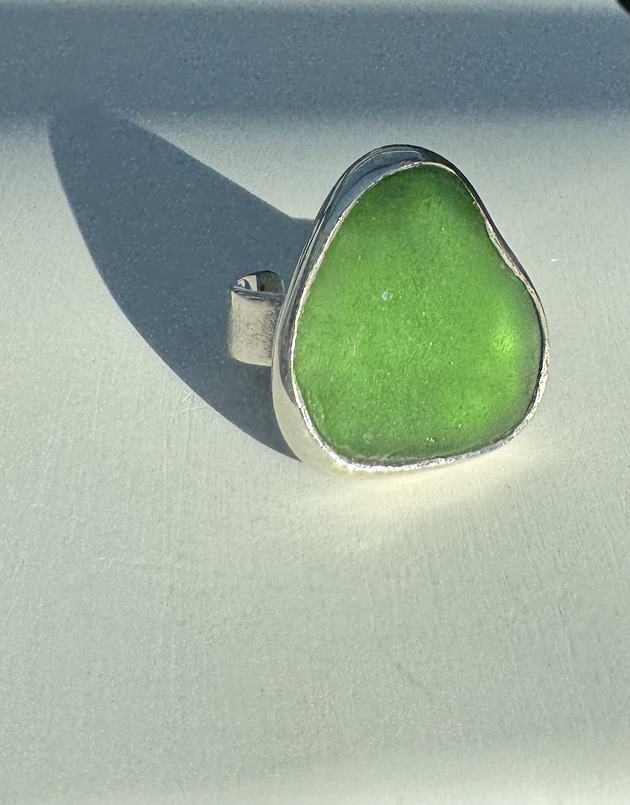 Srebrny pierścionek regulowany ze szkłem morskim