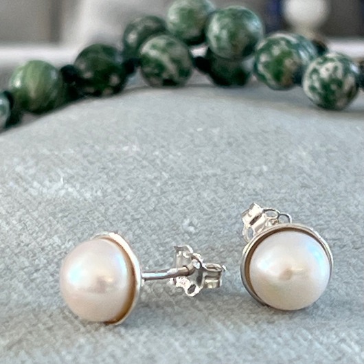 : Eleganckie Srebrne Kolczyki Sztyfty z Klasycznymi Perłami