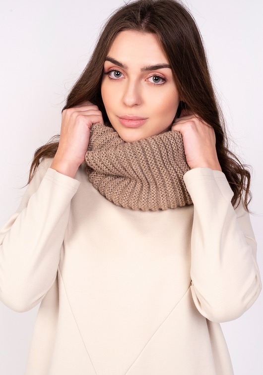 Ciepły, prążkowany komin - mocca