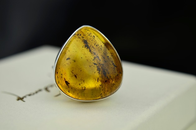 Duży pierścionek ze słonecznym bursztynem