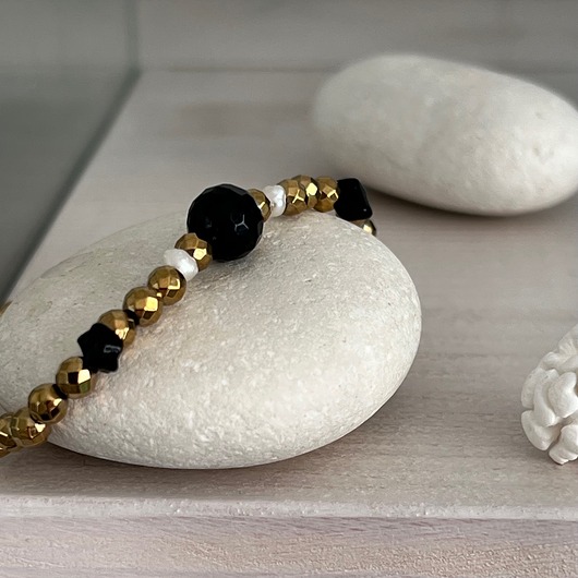 Bransoletka na gumce - Hematyt Złoty Fasetowany z Onyksami i Perłami