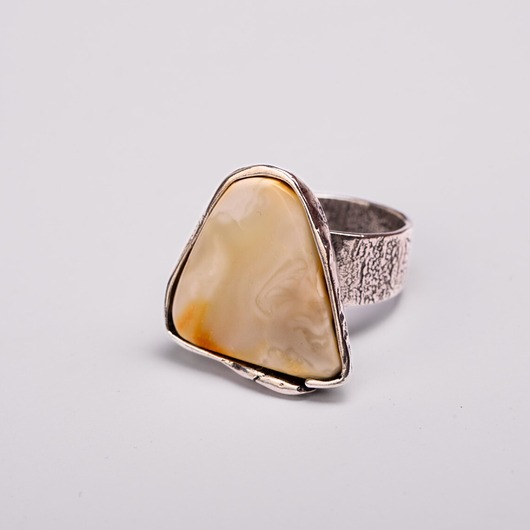 Pierścionek srebrny z naturalnym mlecznym bursztynem