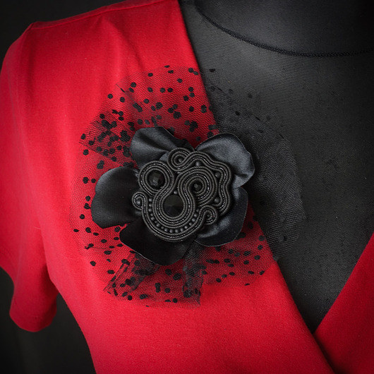 Czarna, elegancka broszka sutasz
