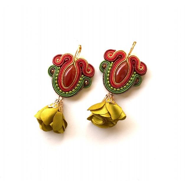 Sutaszowe kolczyki FORMENTOR z kwiatami