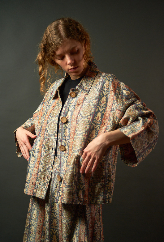 Żakiet żakardowy zapinany na guziki kokosowe