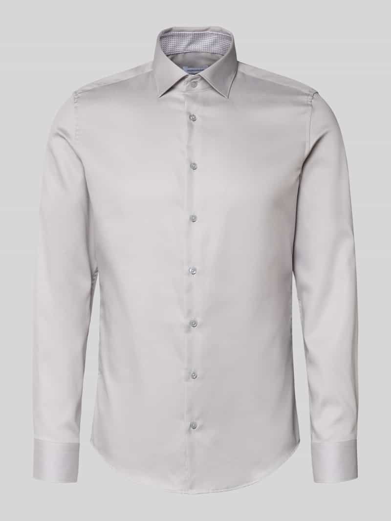 Koszula biznesowa o kroju slim fit z bawełny z kołnierzykiem typu kent