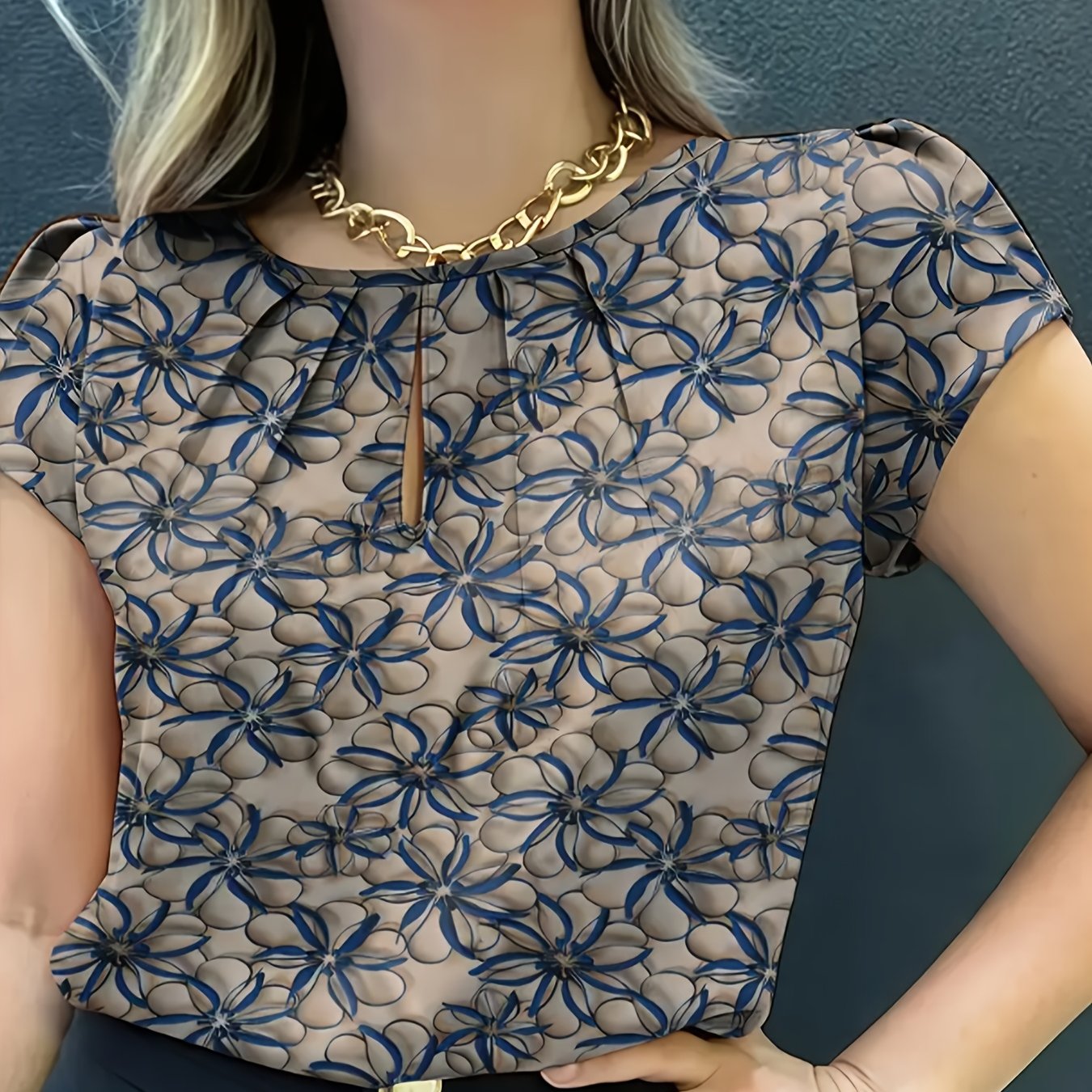 TEMU Elegancka bluzka damską z kwiatowym nadrukiem i marszczonymi detalem - krótki rękaw, okrągły dekolt, lekki poliester, idealna na , czarny i