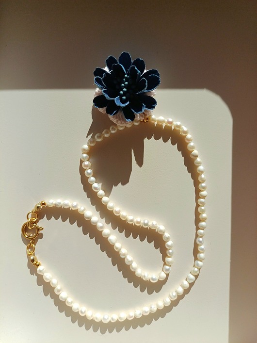 Naszyjnik z pereł naturalnych i aplikacją - kwiatem