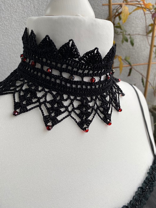 Gotycki naszyjnik koronkowy czarny z koralikami ombre