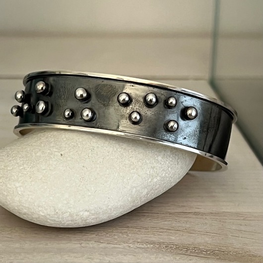 Bransoletka srebrna doginana, surowa, oksydowana - mankiet