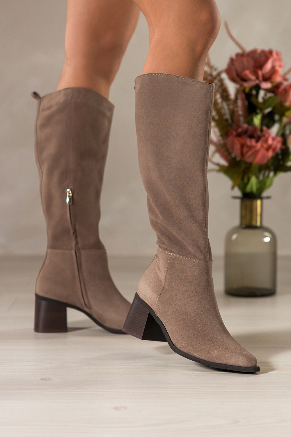 Beżowe kozaki skórzane damskie zamszowe na klocku szeroka cholewka PRODUKT POLSKI Casu 6997-489