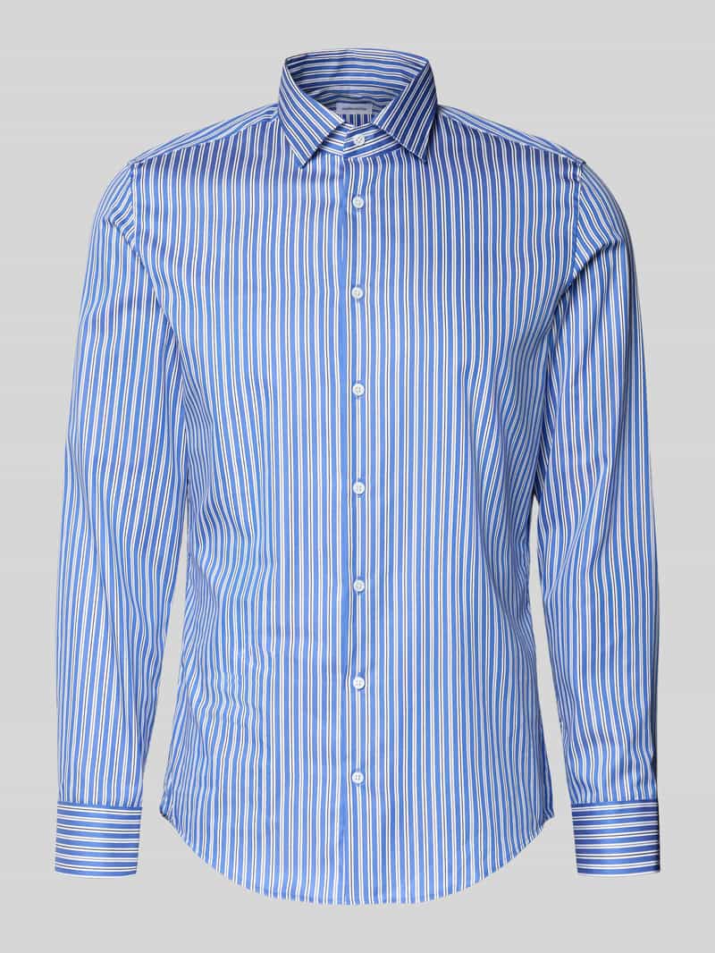 Koszula biznesowa o kroju slim fit z bawełny z kołnierzykiem typu kent