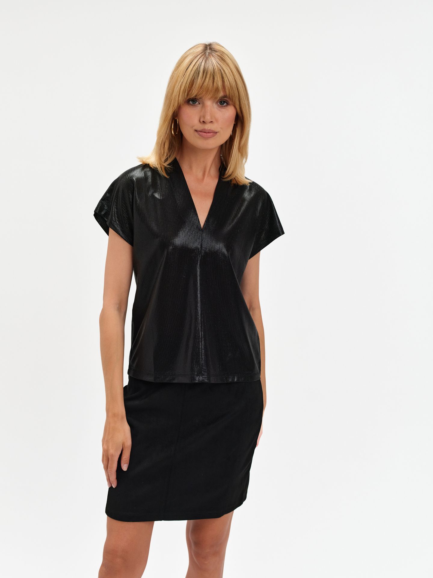 Błyszczący czarny top