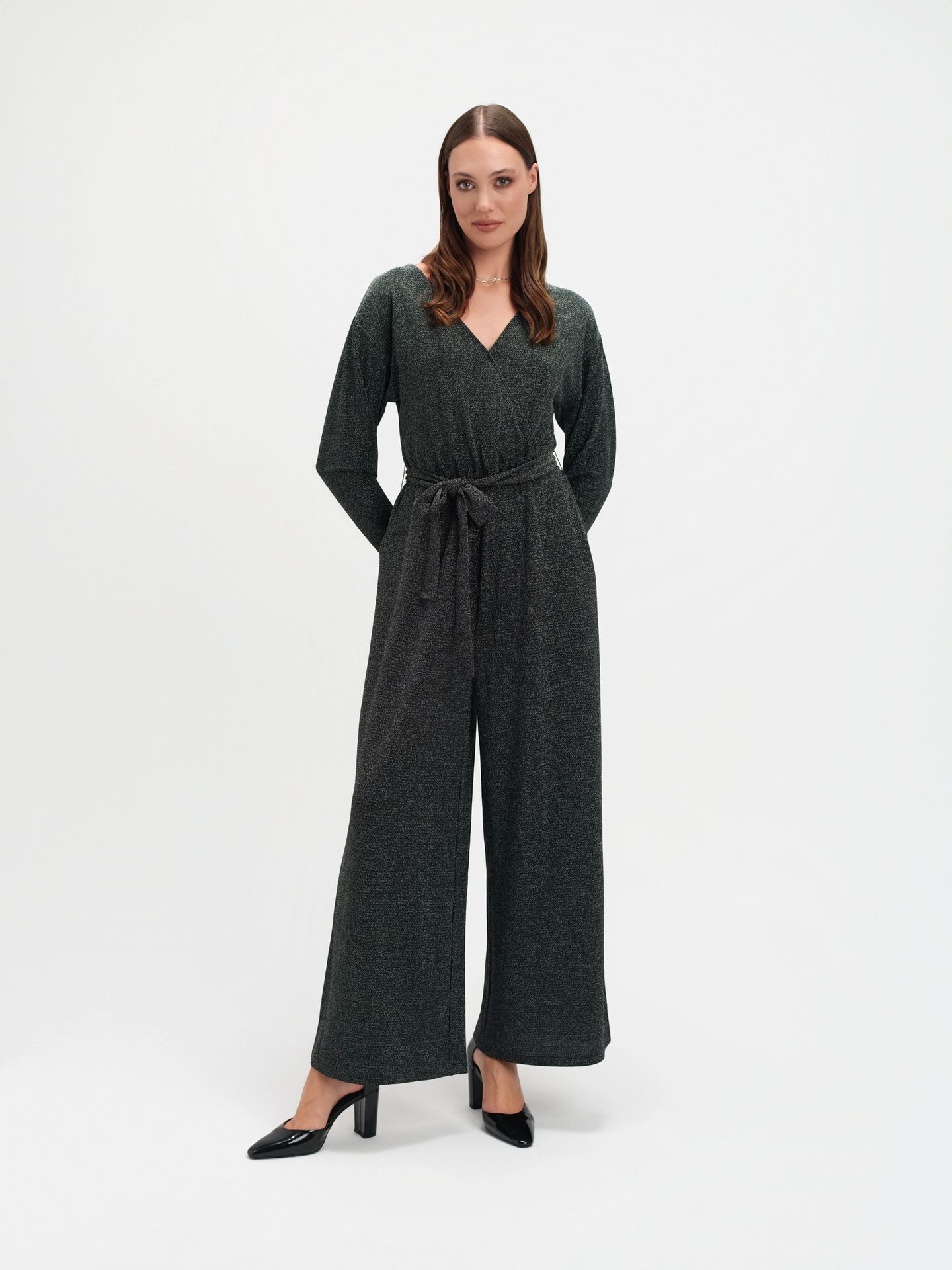 Elegancki kombinezon z połyskującą nitką