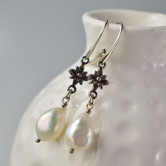 Perła z kwiatem - srebrne kolczyki