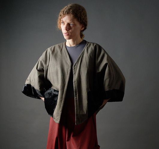 Żakiet kimonowy w zieloną kratkę wykończany czarnym welurem j