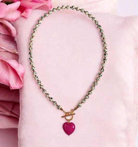 Jaspis dalmatyński i serce : fuksja : naszyjnik