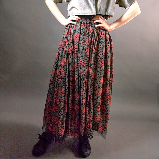 Wzorzysta spódnica z żorżety podbita czarnym tiulem