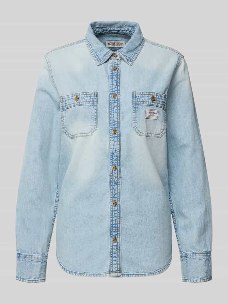 Bluzka jeansowa o kroju regular fit z kieszeniami na piersi i detalem z logo