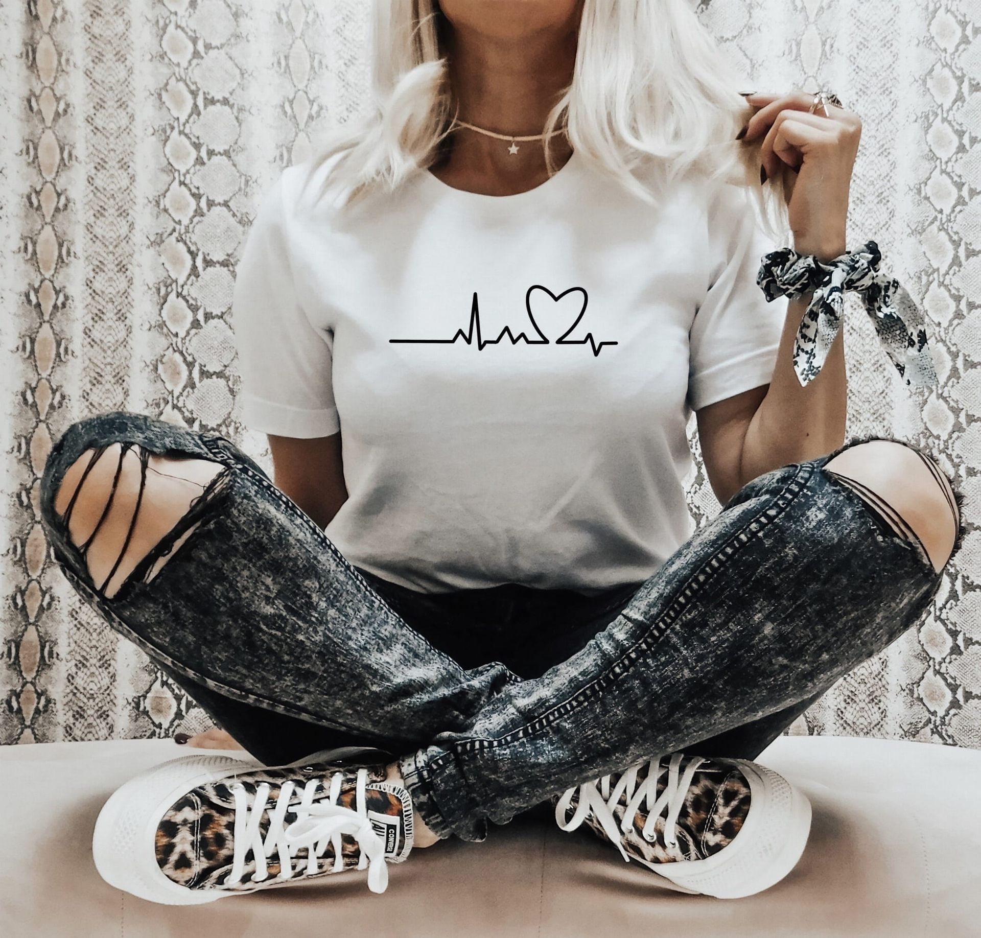 Biały T-shirt damski bijące serce