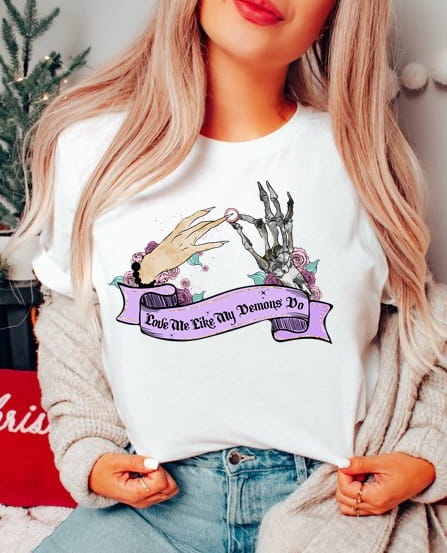 biała koszulka z nadrukiem na lato szkielet18