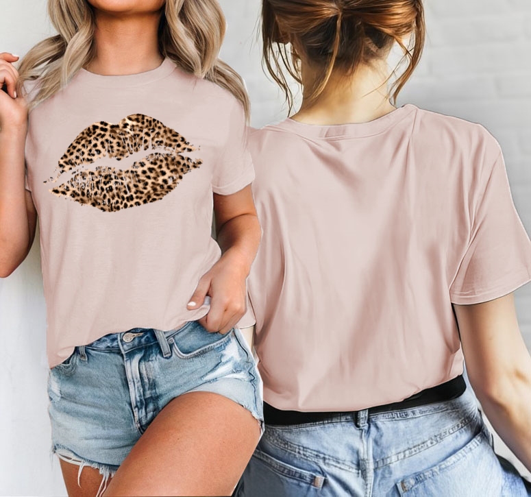 Koszulka damska USTA - kolor koszulki pudrowy róż - wzór usta panterka