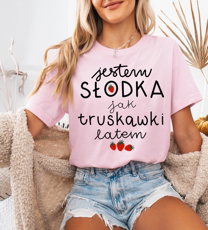 RÓŻOWA KOSZULKA Z NADRUKIEM JESTEM SŁODKA JAK TRUSKAWKI LATEM