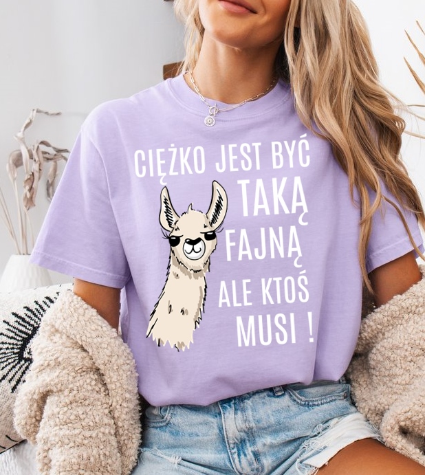 Fiołkowa damska koszulka z nadrukiem lamy i napisem CIĘŻKO BYĆ TAKĄ FAJNĄ ALE KTOŚ MUSI