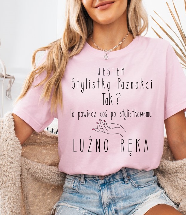 Różowa koszulka z nadrukiem dla stylistki paznokci
