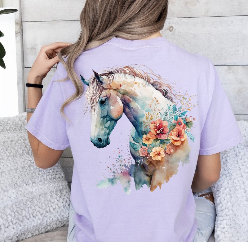 Fiołkowa koszulka z nadrukiem korowego konia na plecach - wzór kon012
