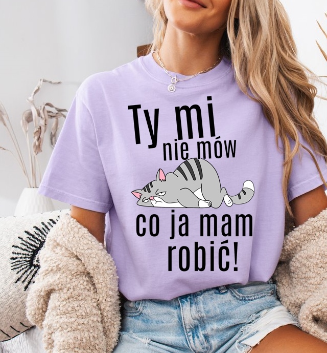 Fajna damska koszulka TY MI NIE MÓW CO JA MAM ROBIĆ w kolorze fiołkowym