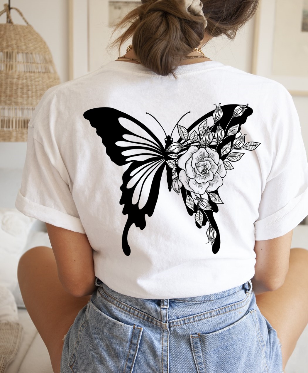 Biała damska koszulka z nadrukiem motyla na plecach