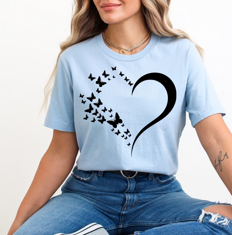 Niebieska koszulka nadrukiem serca z motylami - wzór serce45