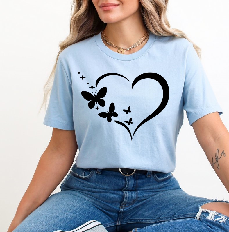 Niebieska koszulka nadrukiem serca z motylami - wzór serce48