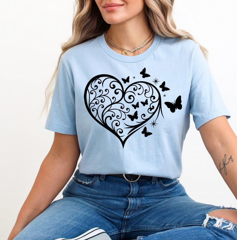 Niebieska koszulka nadrukiem serca z motylami - wzór serce49