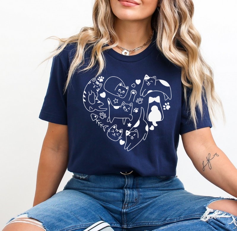 Granatowa koszulka dla kociary z nadrukiem serca w kształcie kotów