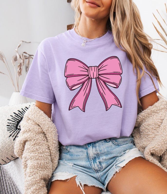 Fiołkowa koszulka damska z nadrukiem różowej kokardy