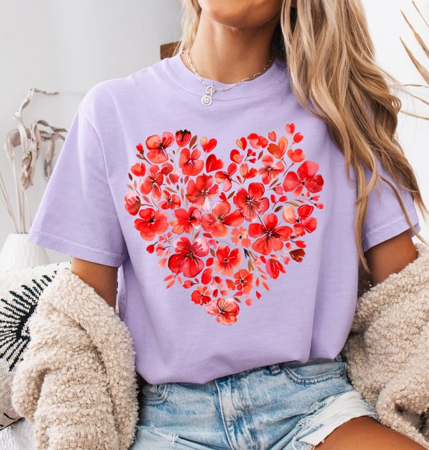 Fiołkowa damska koszulka z sercem w kwiaty