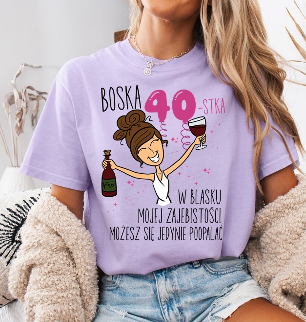 Fiołkowa damska koszulka na 40 urodziny BOSKA 40 z brunetką