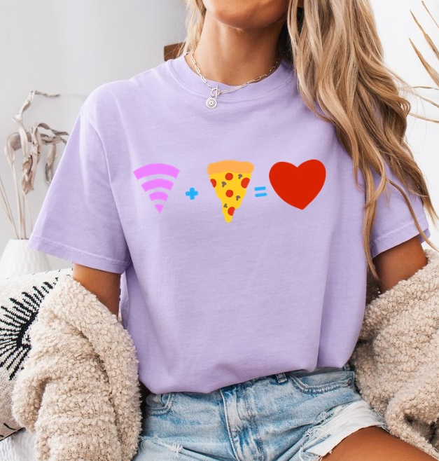 Fiołkowa damska koszulka NA CO DZIEŃ WIFI PIZZA LOVE