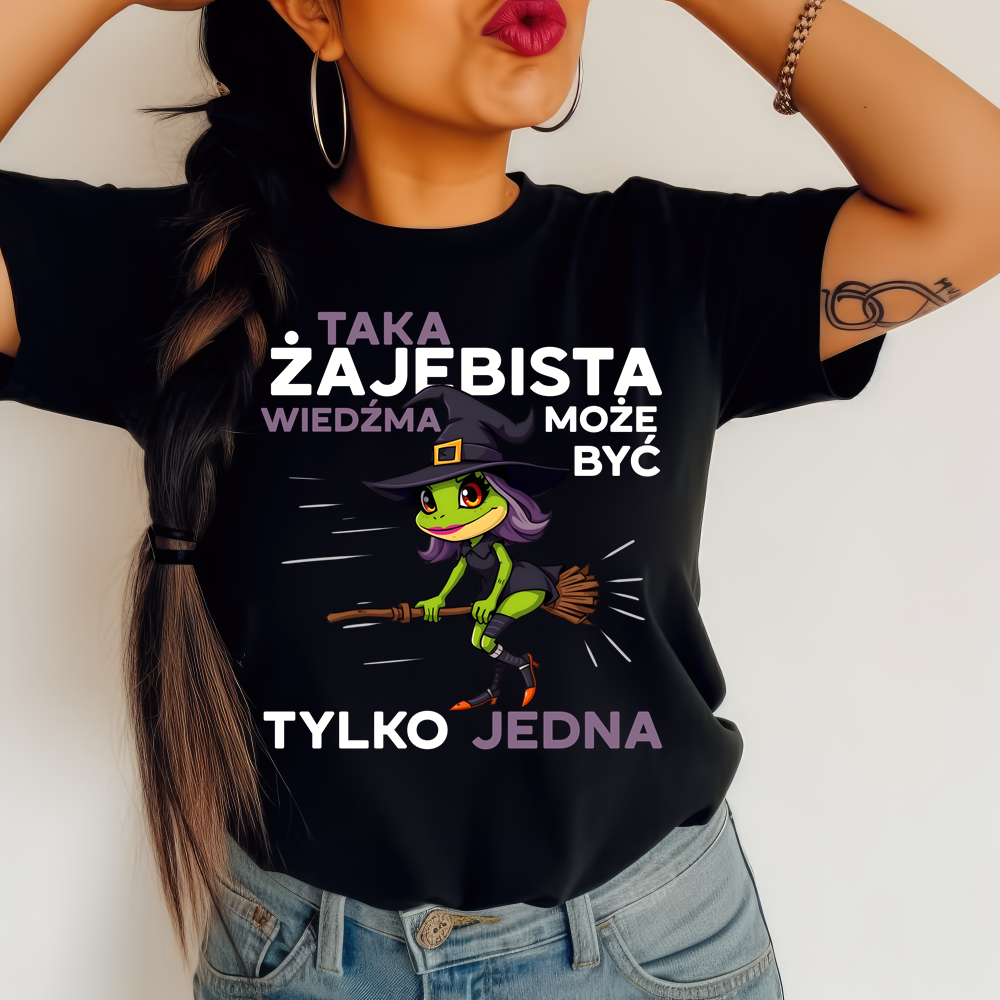 Damska koszulka na prezent z rysunkiem żaby oraz napisem taka żajebista wiedźma