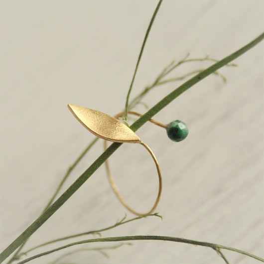 Pierścionek z listkiem i naturalnym kamieniem