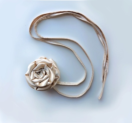 Jedwabny choker z różą, szampański