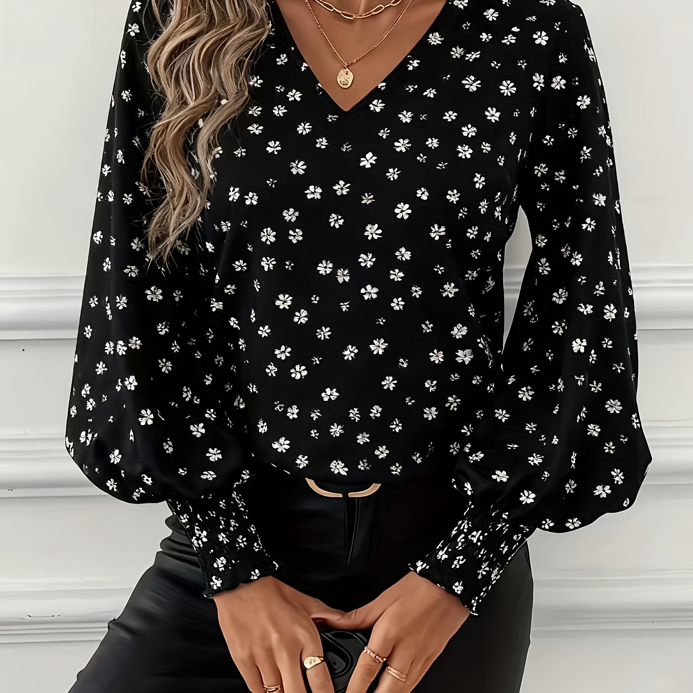 TEMU Elegancka Bluzka Damska z Nadrukiem Kwiatowym w Czerni i Bieli - Długi Rękaw z Falbanką, Dekolt w Serek, Biały Wzór Kwiatowy, Usztywniany