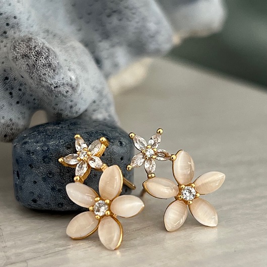 Kolczyki w formie kwiatów z masą perłową i cyrkoniami, srebrne 925, złocone