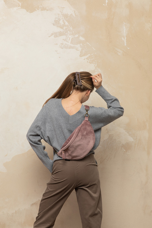 Welurowa nerka basic pudrowy róż